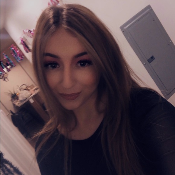 Meet your Posher, Sara - Picture 1 of 3